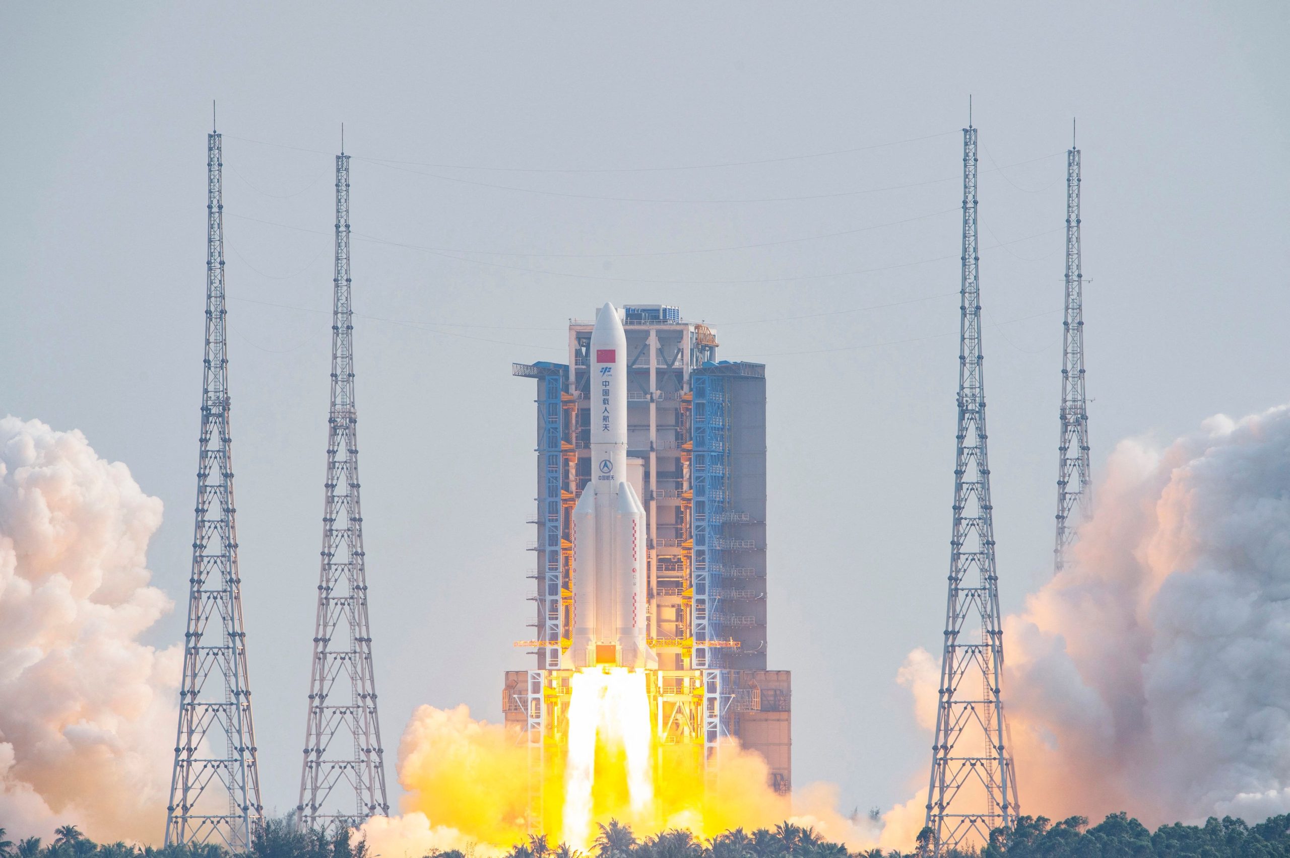 Cohete espacial chino fuera de control se estrella en el Pacífico