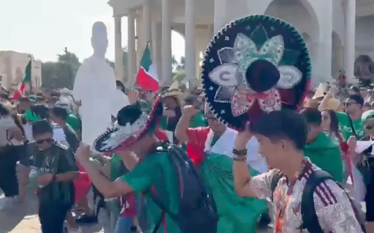 Mexicanos ponen el ambiente en Qatar con 'Payaso de Rodeo' #VIDEOS