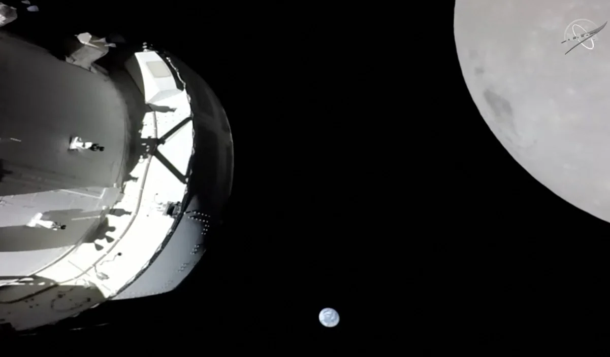 La cápsula Orión de la NASA roza la Luna y se acerca con éxito a 130 kilómetros