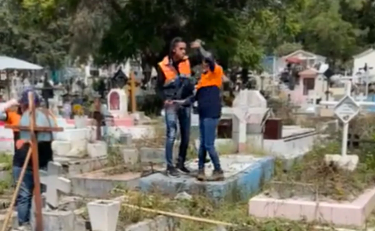 Exhiben a empleados de Iztapalapa bailando sobre tumbas #VIDEO