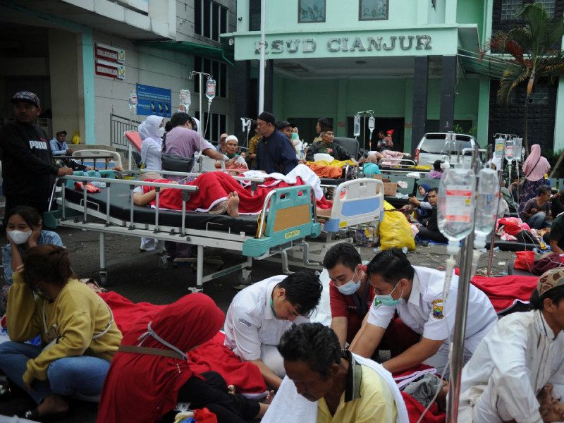 Al menos 56 muertos y cientos de heridos tras sismo magnitud 5.6 en Indonesia