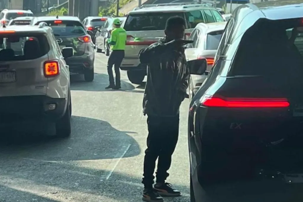 ¡Más asaltos! Exhiben atraco a punta de pistola a automovilista en Santa Fe #VIDEO