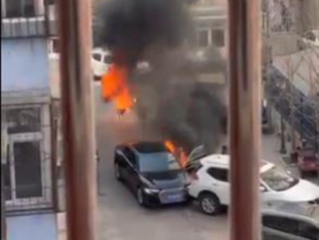 Hombre se prende fuego tras riña en calles de China #VIDEO