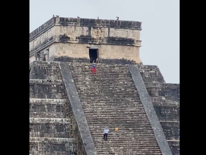 Mujer sube pirámide de Kukulkán en Chichén Itzá pese a restricción #VIDEO
