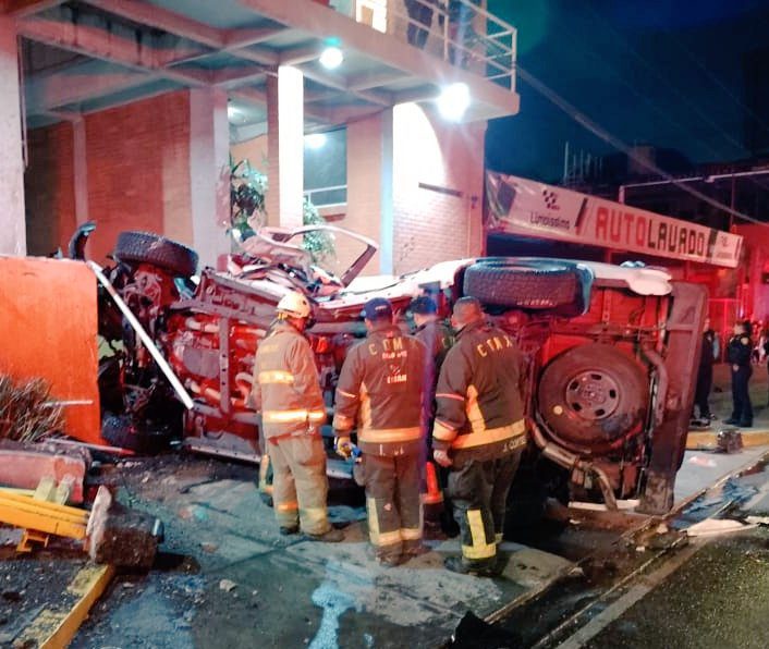 Tres policías resultan heridos tras embestida de camión en calles de CDMX