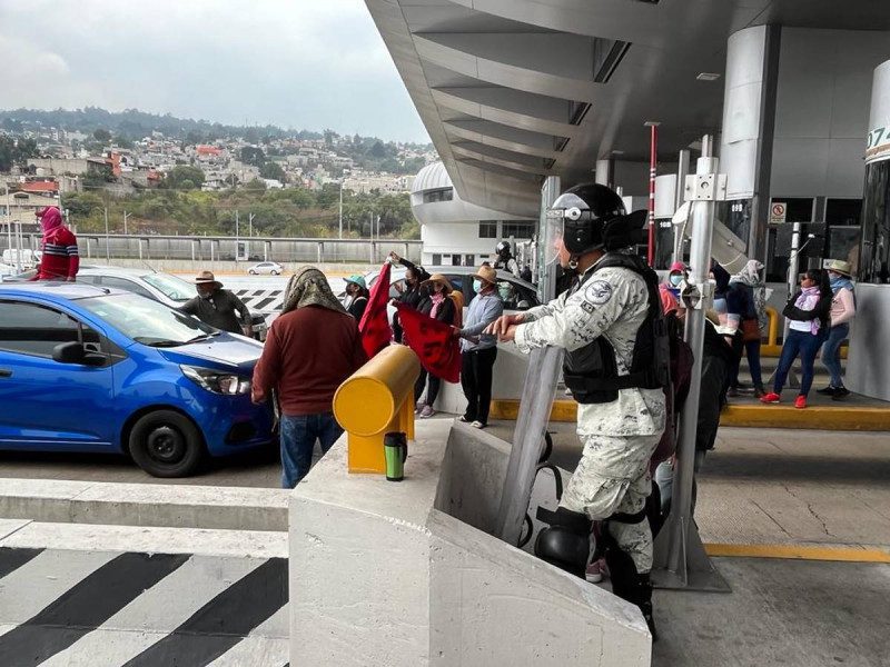 Maestros de Guerrero toman caseta de Tlalpan, en CDMX; exigen pensiones y basificación