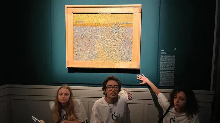 ¿Otra vez contra Van Gogh? Activistas lanzan puré de verduras a 'El sembrador' #VIDEO