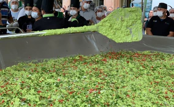 Michoacán rompe récord Guinness al guacamole más grande del mundo