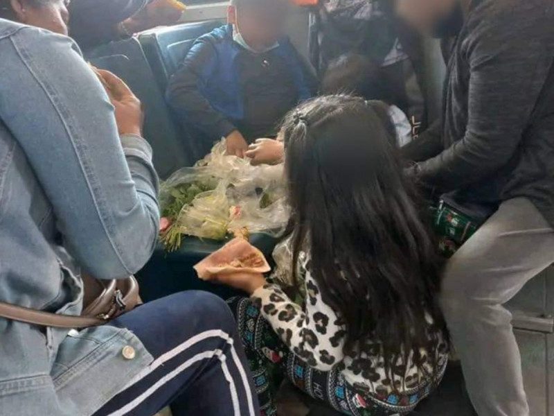 Captan a familia armando 'taco placero' en Metro de la CDMX
