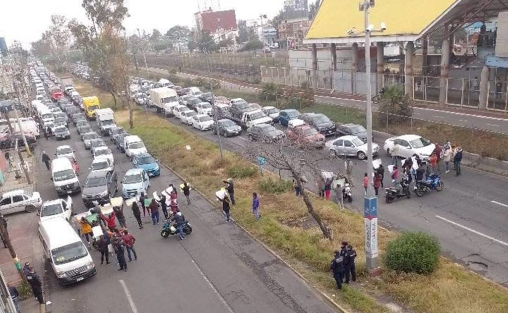 Vecinos bloquean avenida Central por la detención 3 tres hombres en Ecatepec