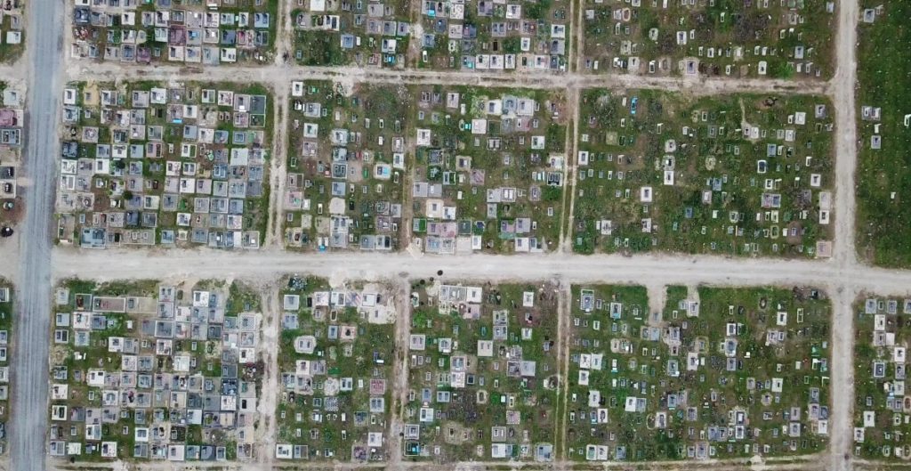 Encuentran más de mil 500 nuevas tumbas en Mariúpol a través de imágenes satelitales