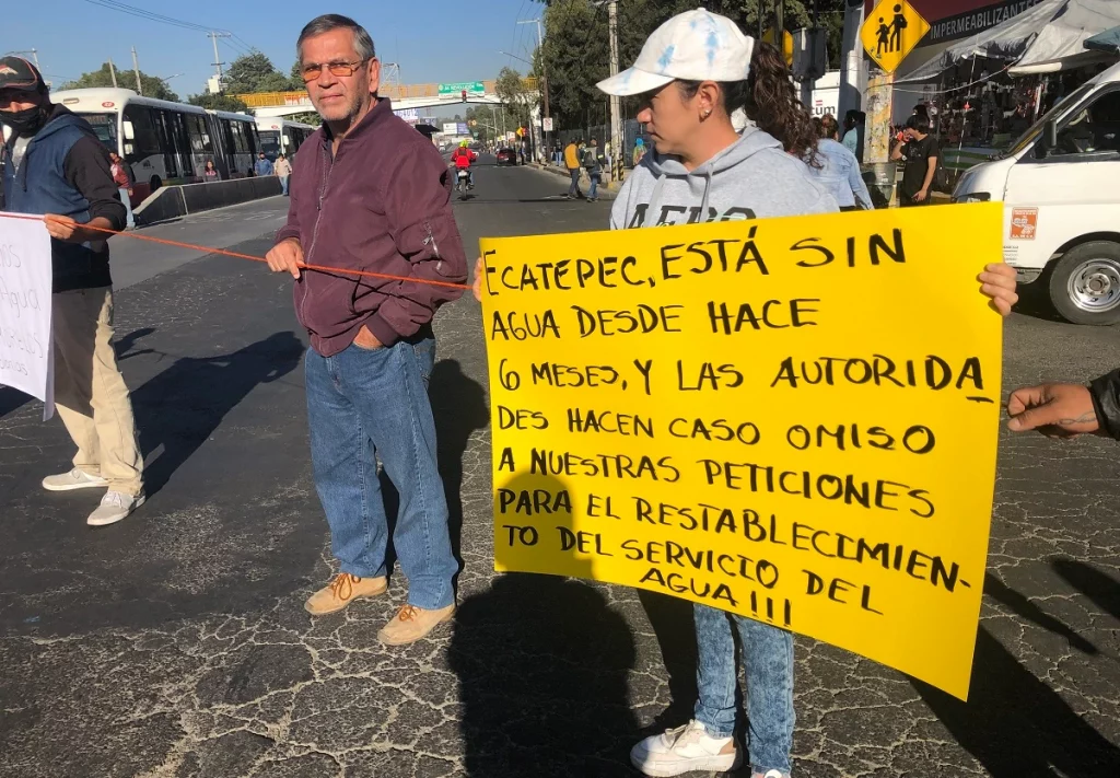Vecinos de Ecatepec bloquean la avenida Revolución ante falta de agua