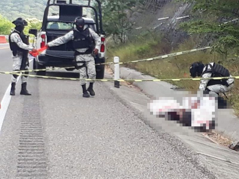 Hallan muerta a pareja de migrantes en carretera de Oaxaca