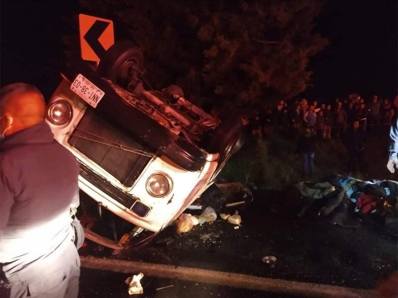 Volcadura de combi en Arco Norte deja al menos 7 muertos y 7 heridos