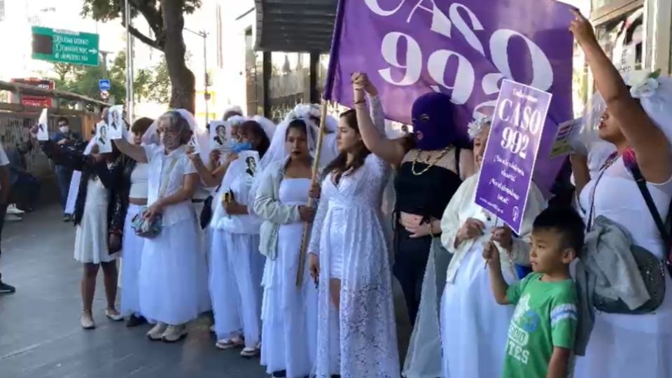Mujeres vestidas de novias protestan en la FGR contra funcionario deudor alimentario
