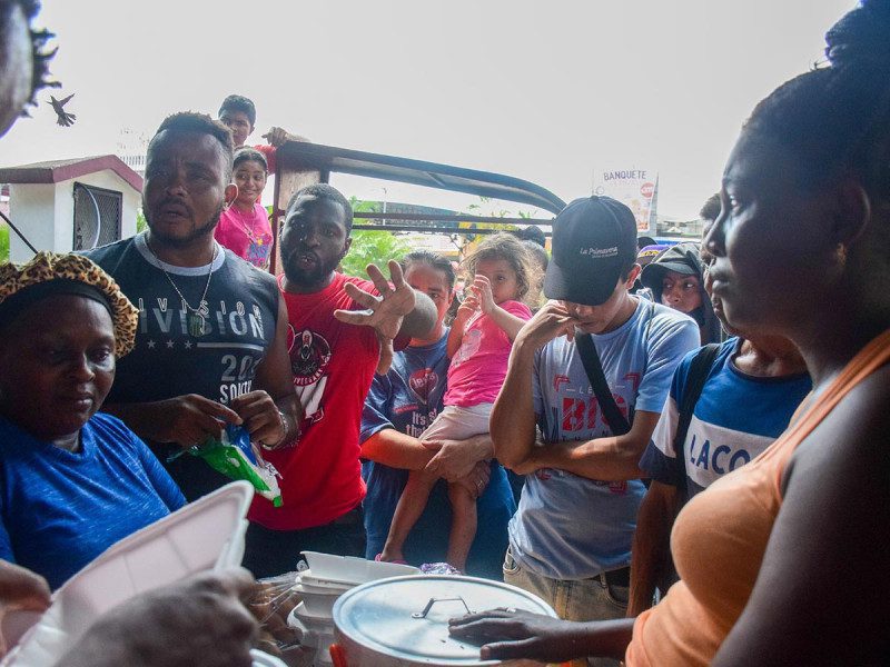 Texas busca frenar "invasión" de migrantes con vehículos militares blindados