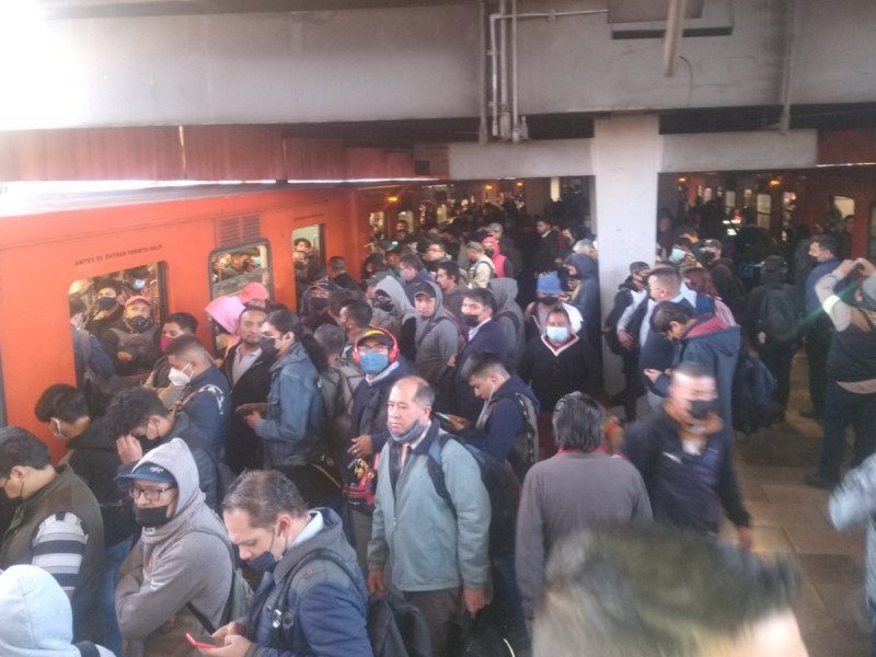Desalojan y retiran tren de la Línea 5 del Metro; olía a quemado
