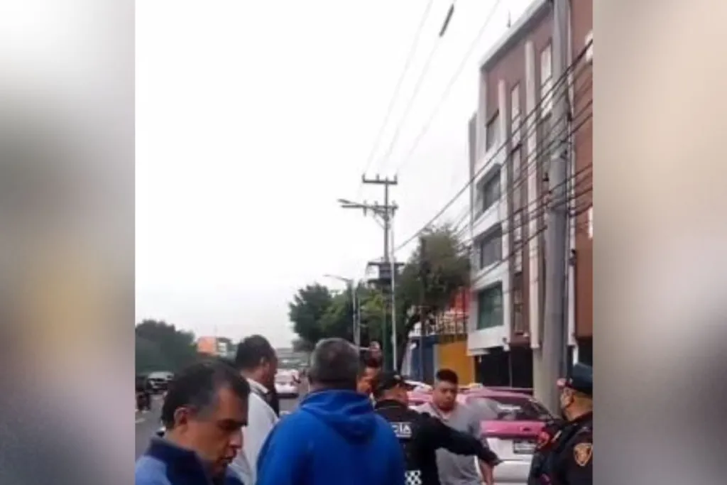 Taxista impidió que huyera policía que lo chocó en Calzada de Tlalpan #VIDEO