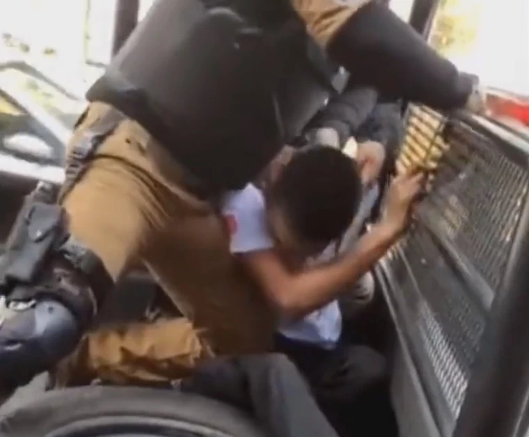 Policías de Ecatepec someten a joven por volantear #VIDEO