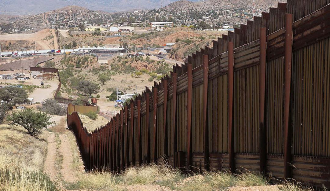 Mujer migrante muere tras caer de muro fronterizo con EU