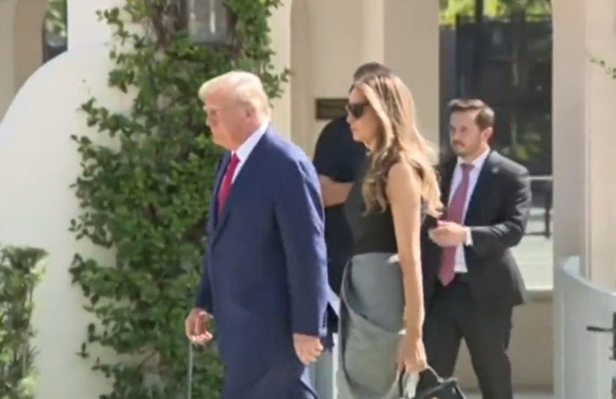 Trump acude a votar sin confirmar candidatura presidencial para 2024