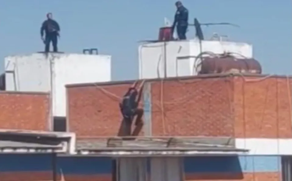 Ladrón en Puebla se esconde en cisterna para huir de la policía #VIDEO