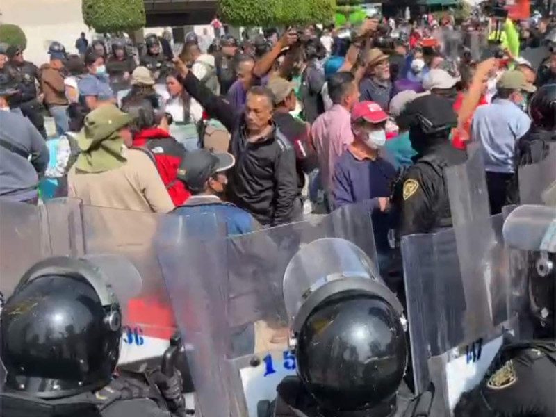 Vecinos bloquean Reforma y Eje 1 Poniente ante falta de servicios públicos en Xochimilco