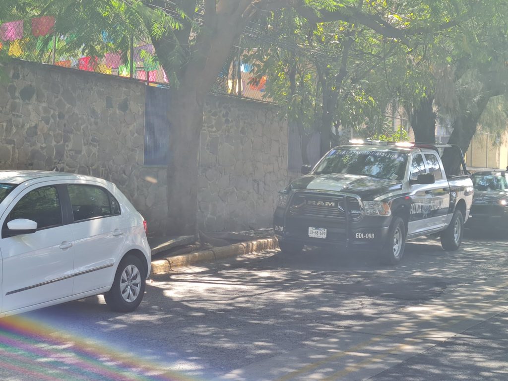 Menor lleva pistola a secundaria en Guadalajara y le apunta a compañera