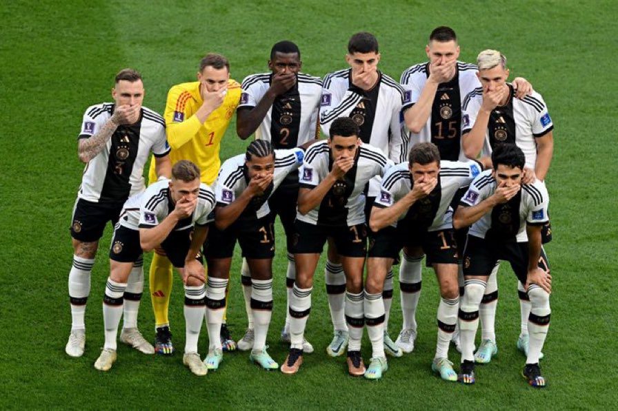 Jugadores de Alemania se tapan la boca en protesta contra la FIFA