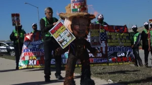 Activistas queman piñata de Ken Salazar en protestas a mal trato a migrantes