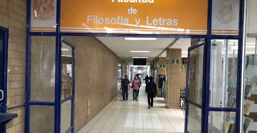 Sorprenden a hombre grabando en baños de la Facultad de Filosofía y Letras de la UNAM