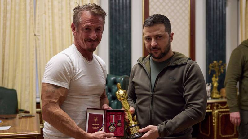 Sean Penn le da su premio Oscar a Zelenski para que se lo devuelva cuando gane la guerra
