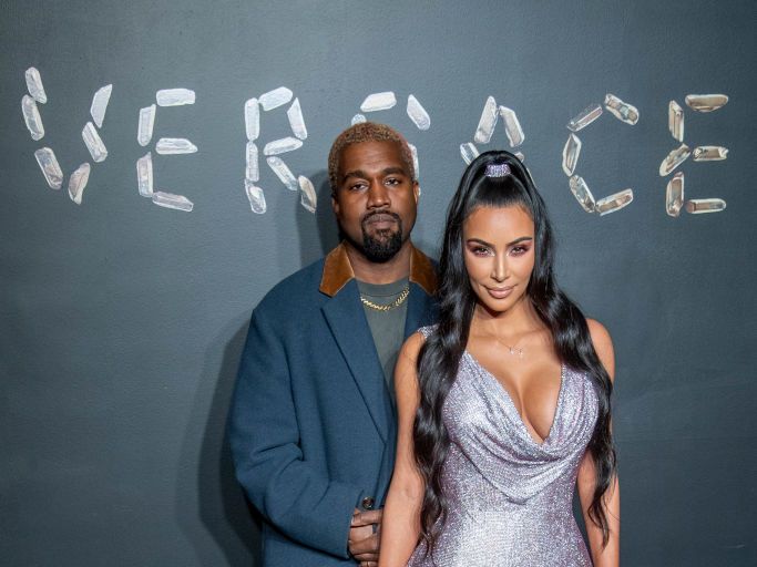 Exempleados de Kanye West denuncian que les mostraba videos íntimos de Kim Kardashian