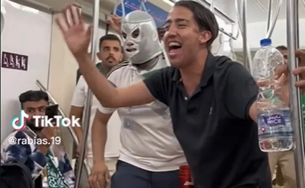 Mexicanos arman show de lucha libre en vagón del metro de Qatar #VIDEO