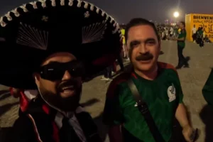 Mexicanos en Qatar cantan “La Chona” con vocalista de Los Tucanes de Tijuana #VIDEO