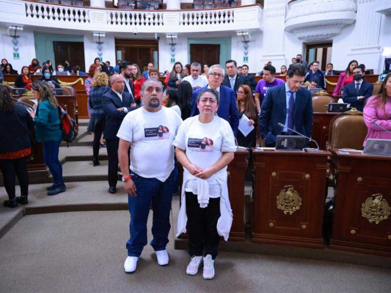 Diputados reciben a padres de jóvenes muertas tras caer en coladera de Iztacalco
