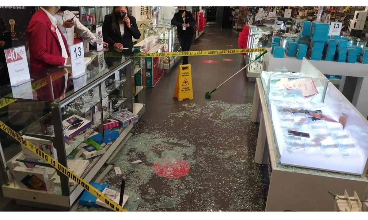 Ladrones fingen ser clientes para asaltar en Sanborns Perinorte