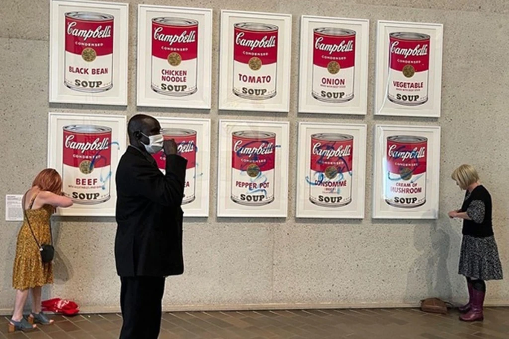 ¿De nuevo? Activistas se pegan a las 'Latas de sopa Campbell' de Andy Warhol
