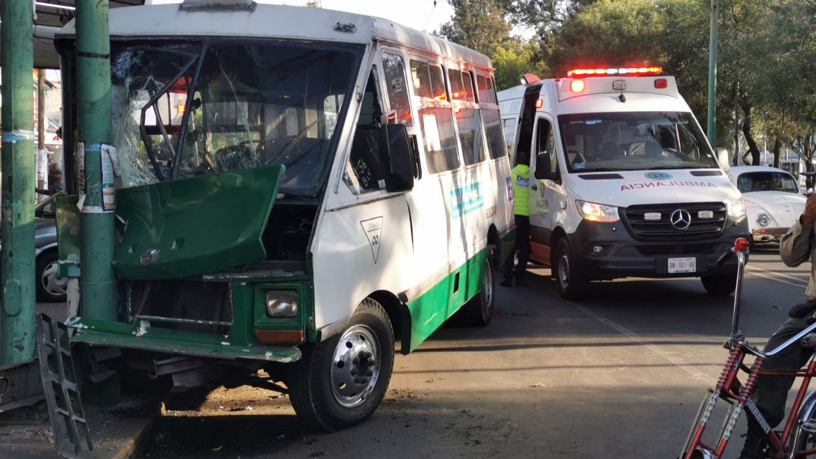 Micro y choca contra poste en la GAM; reportan 10 heridos