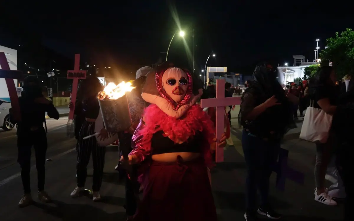 Oaxaqueñas salieron a las calles en “marcha fúnebre” para denunciar violencia feminicida