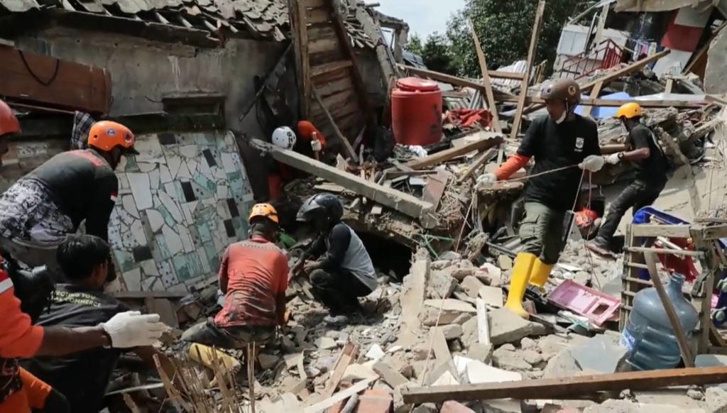 Suman 310 muertos por terremoto en Indonesia