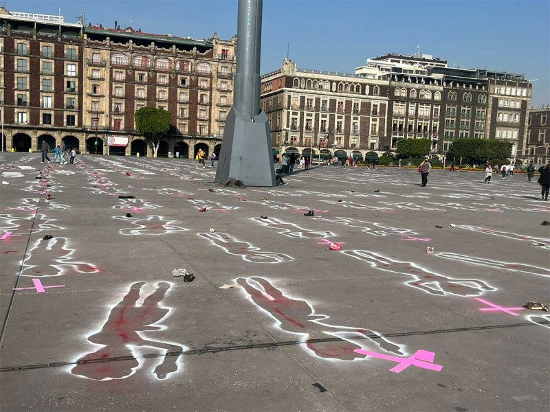 Mujeres hacen pintas en el Zócalo de CDMX ante la violencia de género