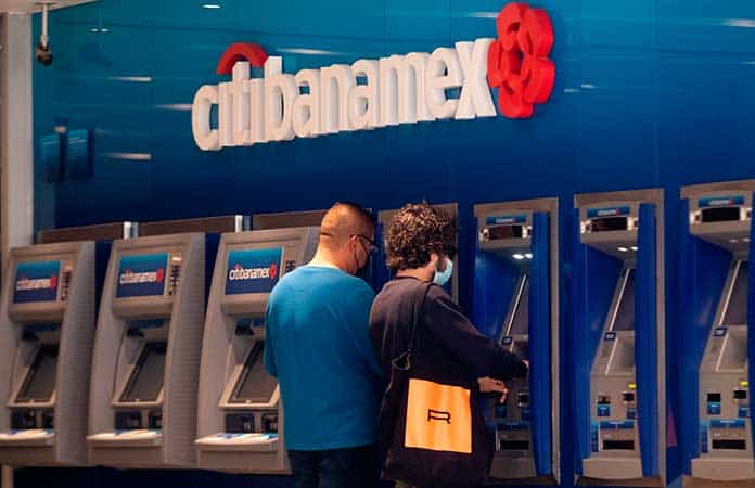 AMLO dice que avala que Germán Larrea compre Banamex