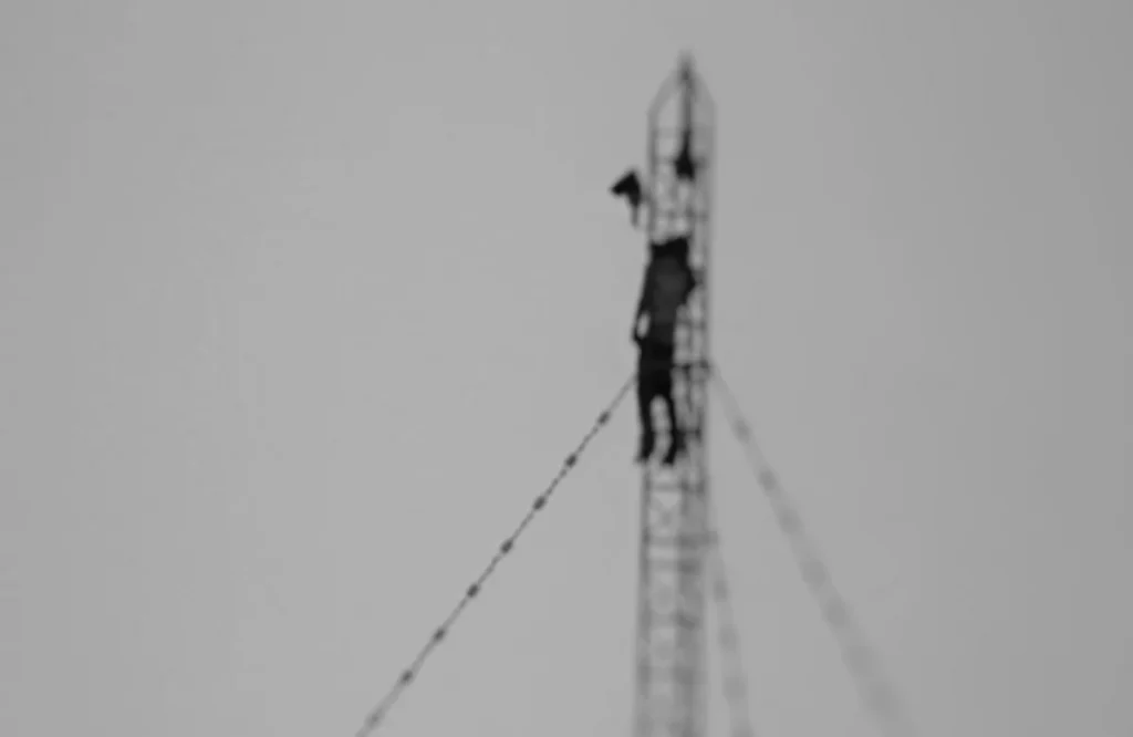 Hombre se ahorca en una antena de comunicaciones en Tultitlán, Edomex