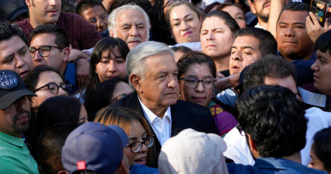 "Muy feliz", dice AMLO tras marcha masiva