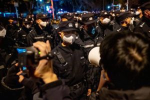 Crecen las protestas en China contra medidas restrictivas ante COVID-19