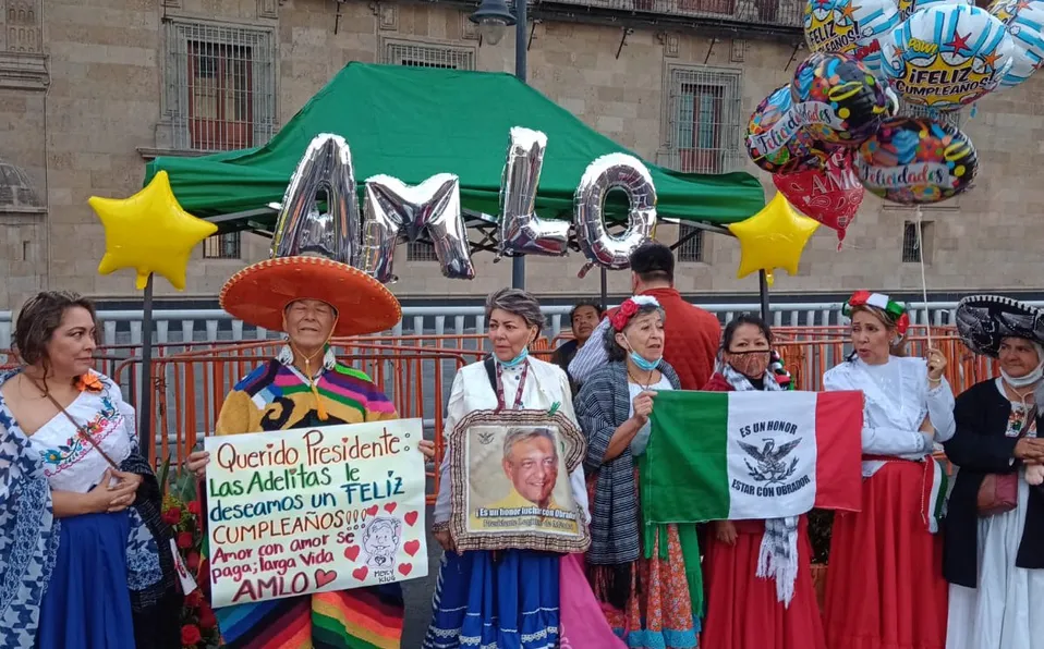 "Las Adelitas" acuden a Palacio Nacional a cantarle las mañanitas a AMLO