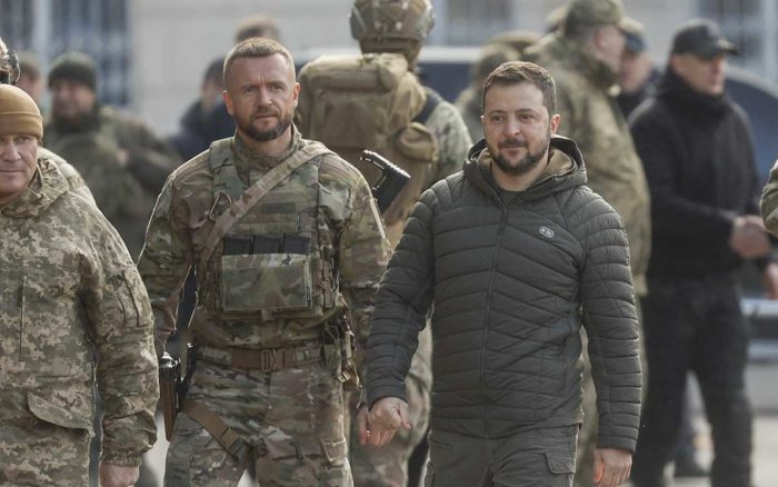 Zelenski visita la ciudad de Jersón tras ser recuperada por Ucrania