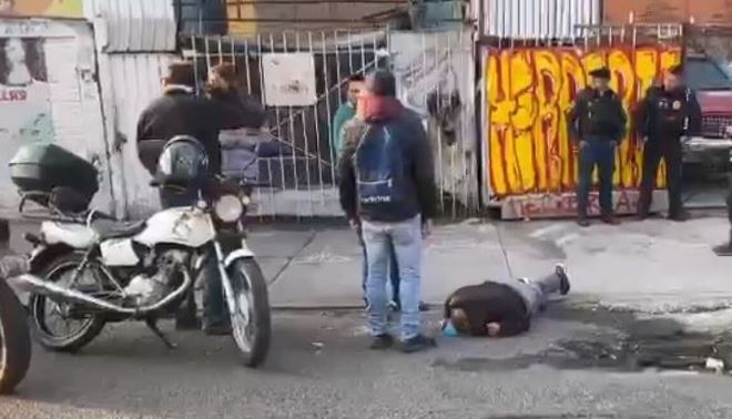 ¡Pasó de nuevo! Mujer cae en coladera abierta en CDMX mientras escapaba de un asalto