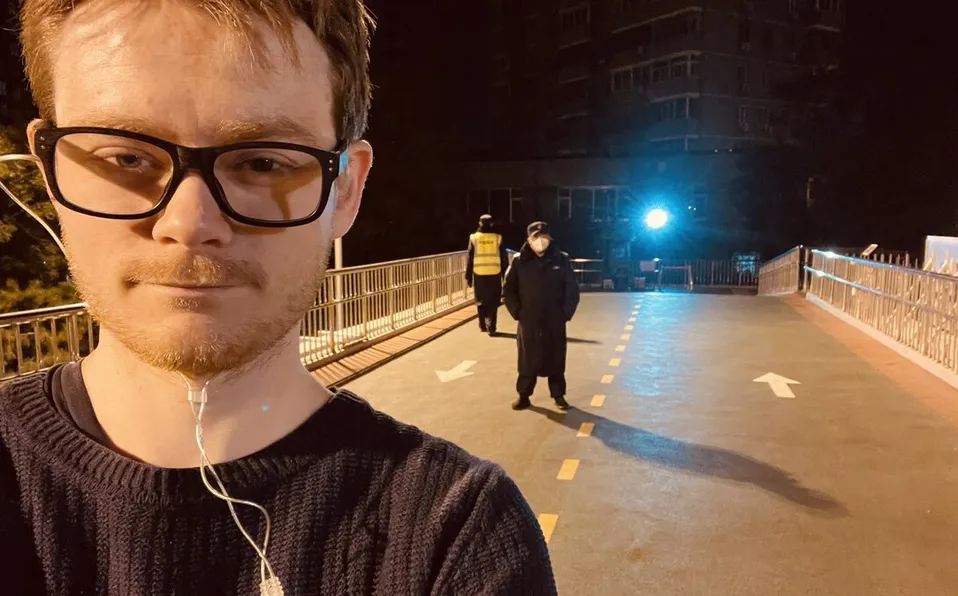 Detienen a periodista de la BBC que cubría protestas contra confinamientos en China